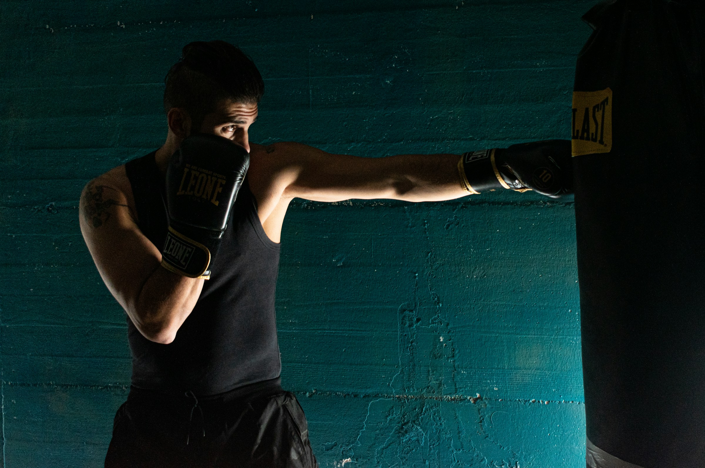 A man boxing to build muscle