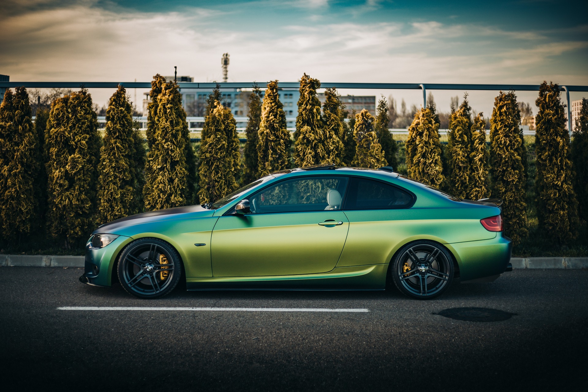 A car changing color between gold and green - color changing cars