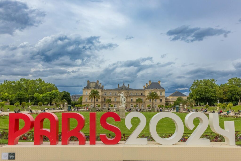 A large sign that says Paris 2024